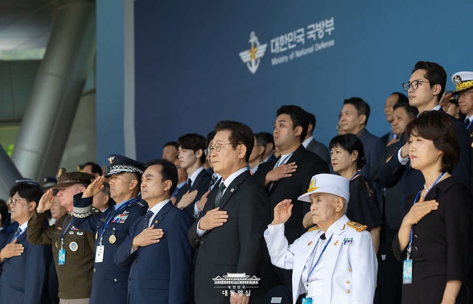이재명 대통령이 1일 충남 계룡대에서 열린 건군 77주년 국군의 날 기념식에서 국민의례를 하고 있다.