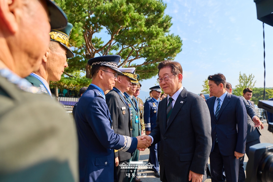 이재명 대통령이 1일 충남 계룡대에서 열린 건군 77주년 국군의 날 기념식에서 참석자들과 악수하고 있다.