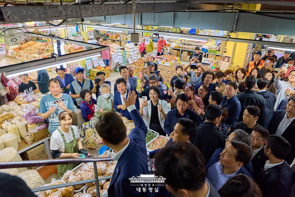 이재명 대통령이 3일 인천 강화제일풍물시장 방문해 시민들과 인사를 나누고 있다.