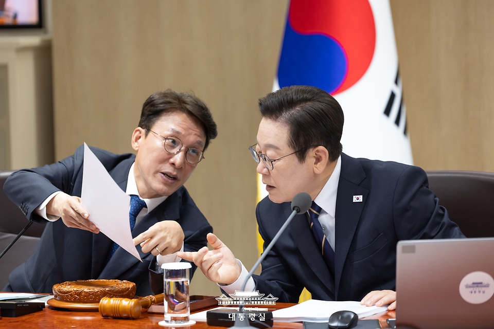 이재명 대통령과 김민석 국무총리가 30일 서울 용산 대통령실 청사에서 열린 제44회 국무회의에서 대화를 하고 있다.