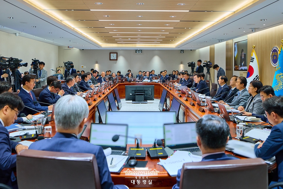 이재명 대통령이 30일 서울 용산 대통령실 청사에서 열린 제44회 국무회의에서 발언을 하고 있다.