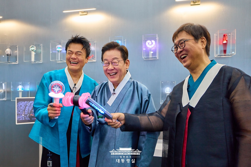 이재명 대통령이 1일 경기 고양시 킨텍스에서 열린 대중문화교류위원회 출범식 K컬처 체험존에서 블랙핑크 응원봉 점등을 하고 있다.
