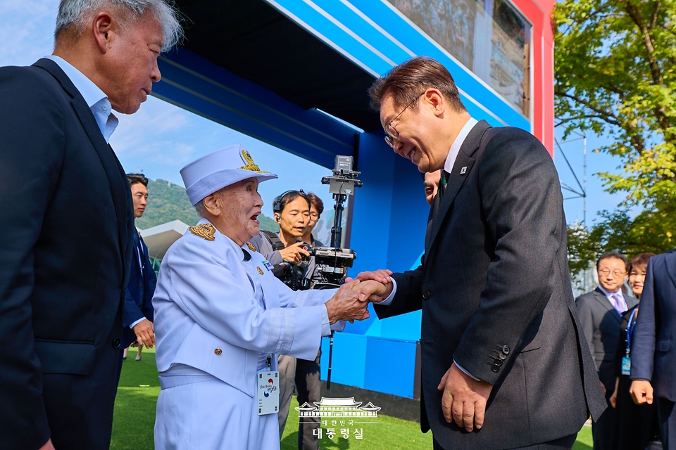 이재명 대통령이 1일 충남 계룡대에서 열린 건군 77주년 국군의 날 기념식에서 6·25전쟁에 참전했던 간호장교 출신 이종선 씨와 악수하고 있다.