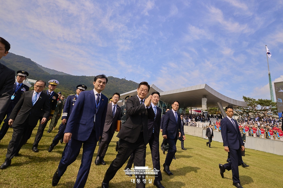 이재명 대통령이 1일 충남 계룡대에서 열린 건군 77주년 국군의 날 기념식을 마친 뒤 이동하고 있다.