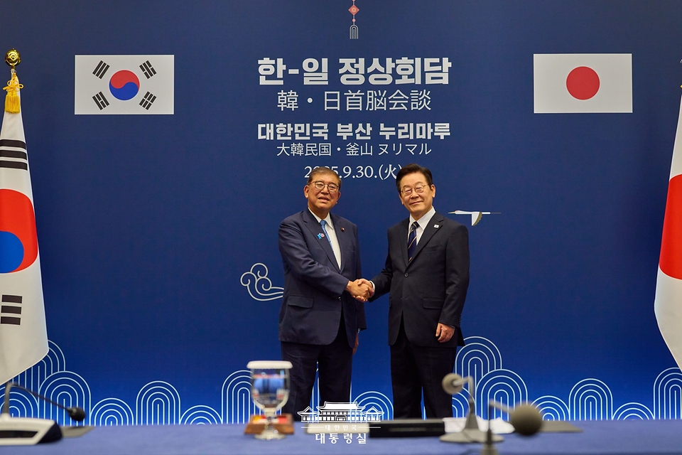 이재명 대통령과 이시바 시게루 일본 총리가 30일 부산 누리마루 APEC 하우스에서 열린 한일 정상회담에서 악수하고 있다.