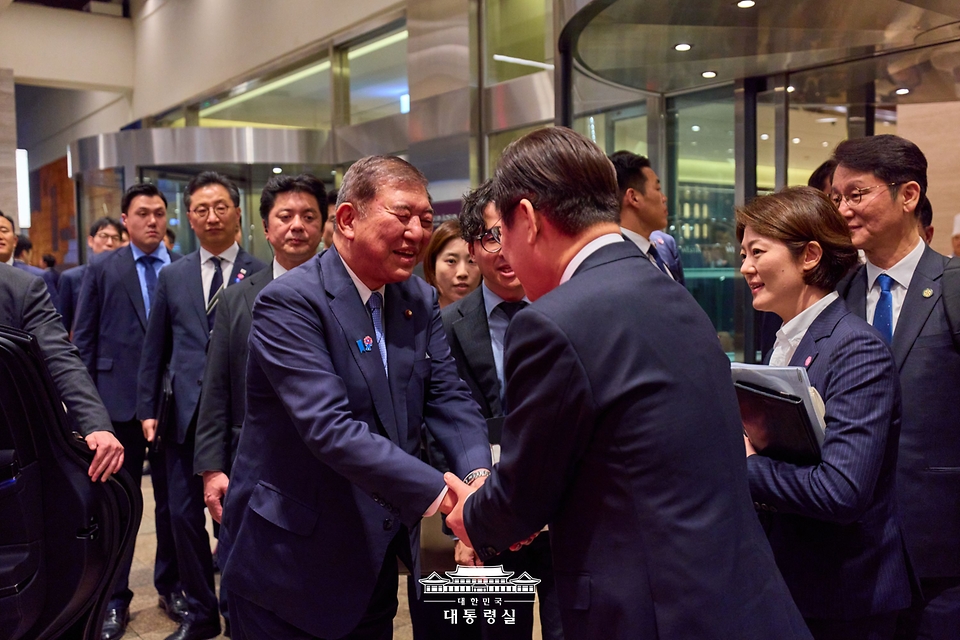 이재명 대통령이 30일 부산 웨스틴조선에서 공식 일정을 마친 뒤 이시바 시게루 일본 총리와 인사를 나누고 있다.