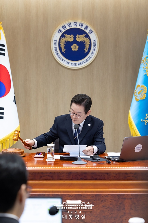 이재명 대통령이 30일 서울 용산 대통령실 청사에서 열린 제44회 국무회의에서 의사봉을 두드리고 있다.