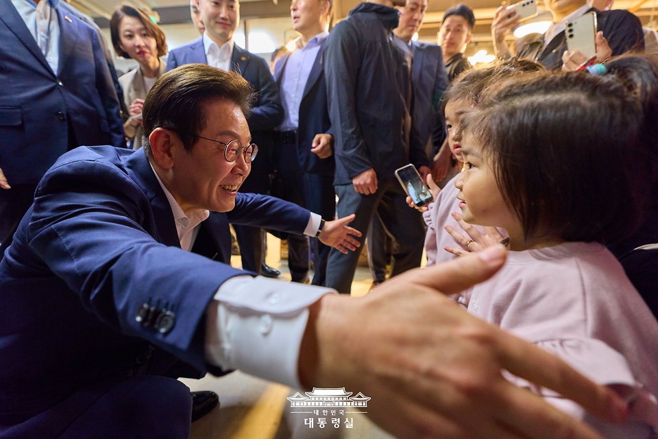 이재명 대통령이 3일 인천 강화제일풍물시장 방문해 한 어린이와 인사를 나누고 있다.
