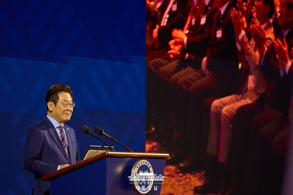 이재명 대통령이 2일 서울 광진구 그랜드워커힐서울 호텔에서 열린 제19회 세계 한인의 날 기념식에서 기념사를 하고 있다.