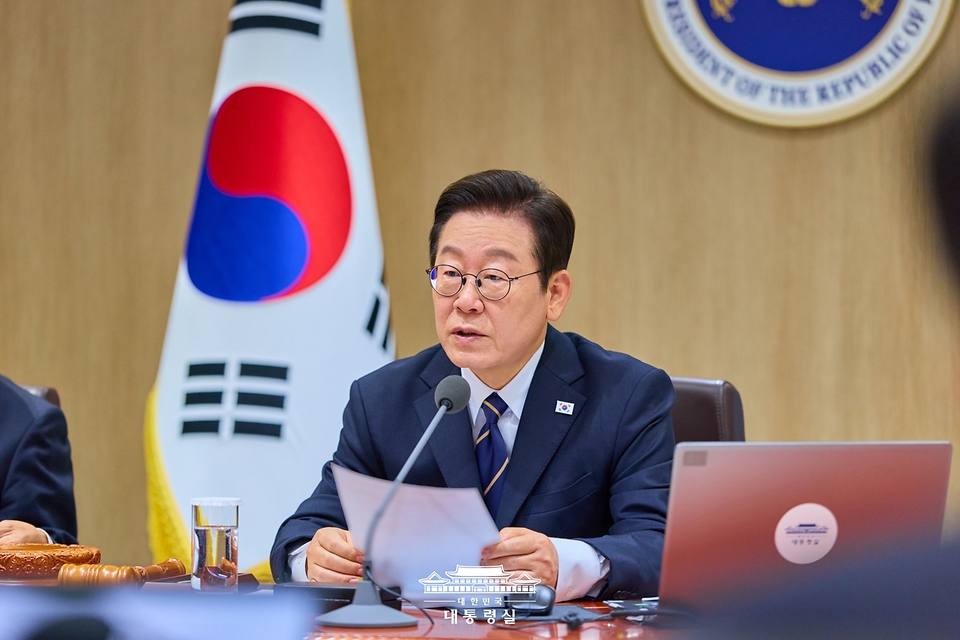 이재명 대통령이 30일 서울 용산 대통령실 청사에서 열린 제44회 국무회의에서 발언을 하고 있다.
