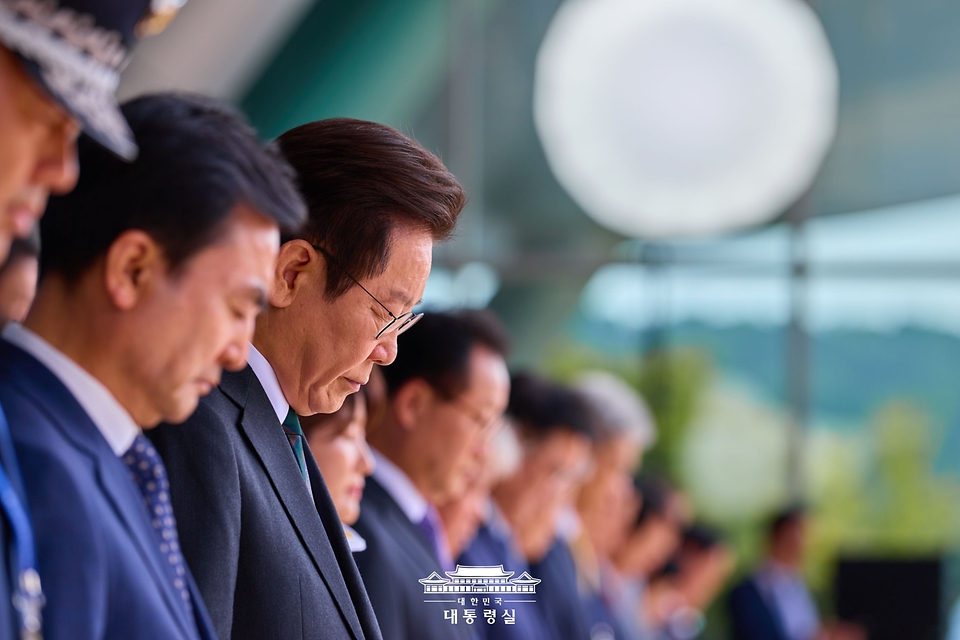이재명 대통령이 1일 충남 계룡대에서 열린 건군 77주년 국군의 날 기념식에서 묵념하고 있다.