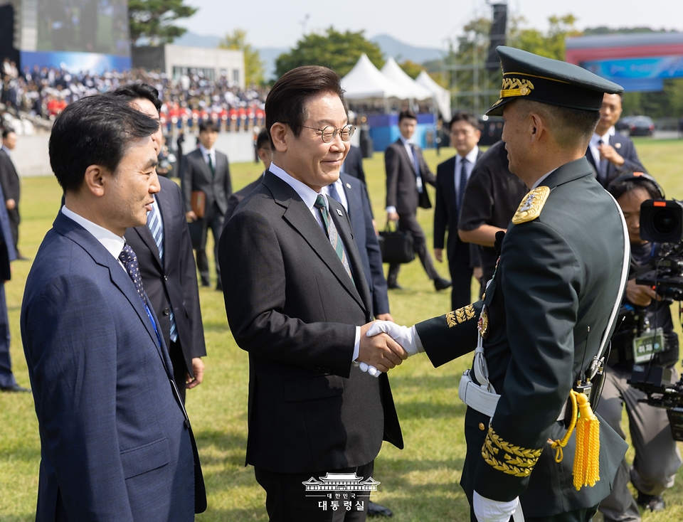 이재명 대통령이 1일 충남 계룡대에서 열린 건군 77주년 국군의 날 기념식에서 최장식 육군 소장과 악수하고 있다.