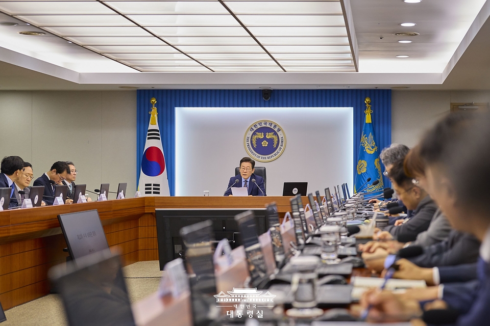 이재명 대통령이 2일 서울 용산 대통령실 청사에서 열린 수석·보좌관회의에서 발언하고 있다.