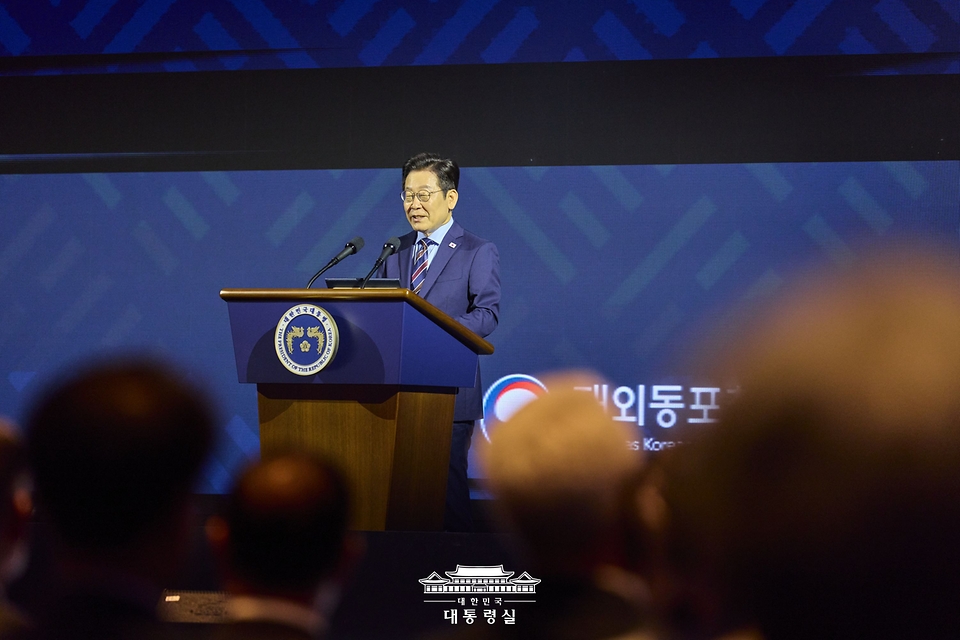 이재명 대통령이 2일 서울 광진구 그랜드워커힐서울 호텔에서 열린 제19회 세계 한인의 날 기념식에서 기념사를 하고 있다.