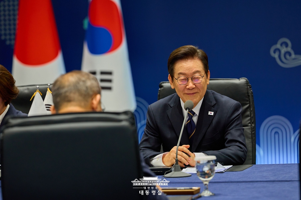 이재명 대통령과 이시바 시게루 일본 총리가 30일 부산 누리마루 APEC 하우스에서 한일 정상회담을 하고 있다.