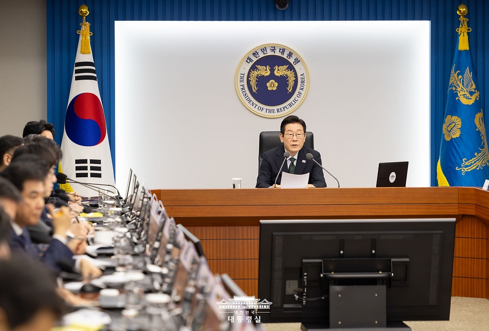이재명 대통령이 13일 서울 용산 대통령실 청사에서 열린 수석·보좌관회의에서 발언하고 있다.