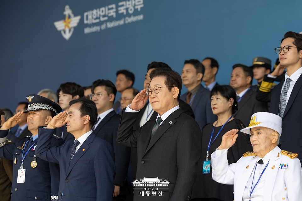 이재명 대통령이 1일 충남 계룡대에서 열린 건군 77주년 국군의 날 기념식에서 거수경례를 하고 있다.