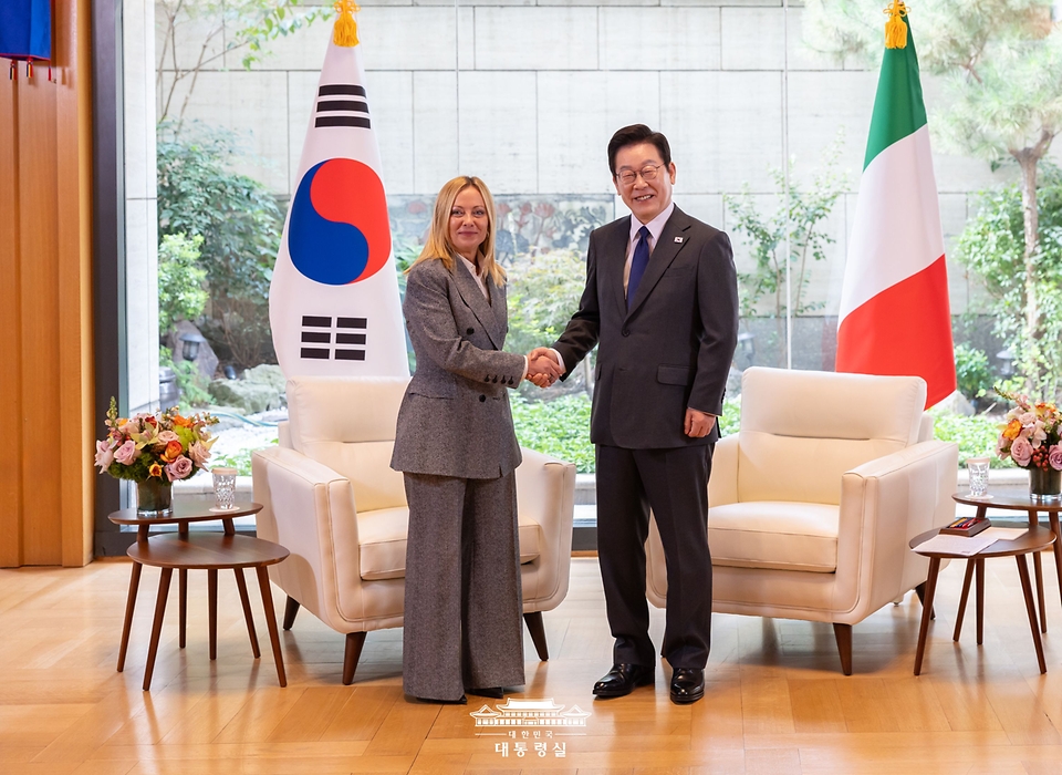 이재명 대통령이 24일(현지시간) 미국 뉴욕 주유엔 대한민국 대표부에서 한·이탈리아 정상회담에 앞서 조르자 멜로니 이탈리아 총리와 인사하고 있다.