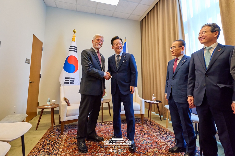 이재명 대통령이 23일(현지시간) 미국 뉴욕 유엔 본부에서 열린 한·체코 정상회담에 앞서 페트르 파벨 체코 대통령과 악수하고 있다.