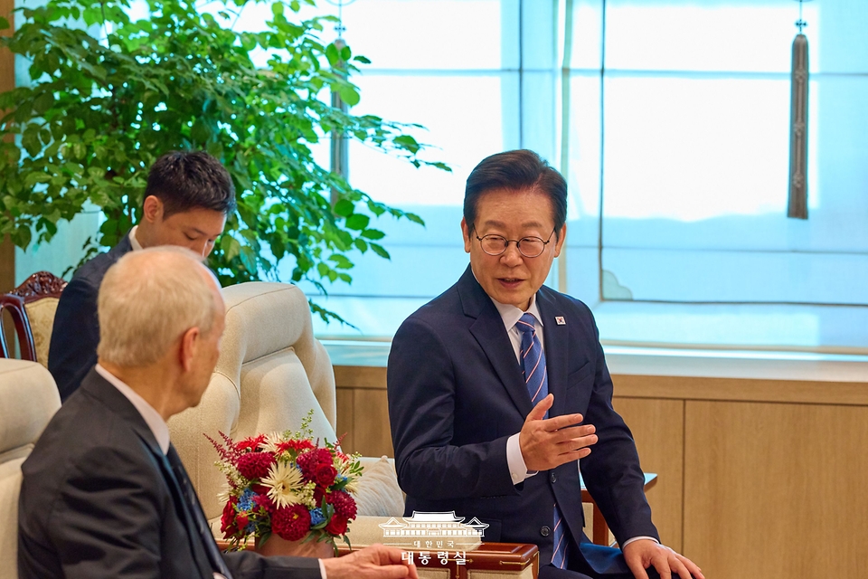 이재명 대통령이 18일 서울 용산 대통령실에서 마이클 샌델 하버드 대학교 교수를 접견하고 있다.