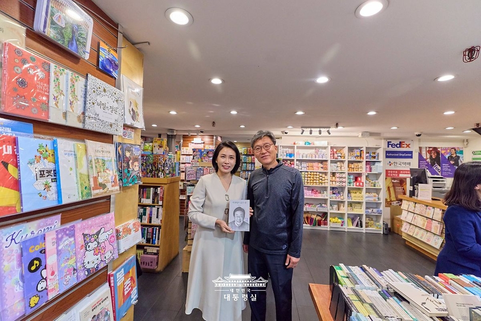 김혜경 여사가 23일(현지시간) 미국 뉴욕 코리아타운 한 서점을 방문해 이재명 대통령 저서를 들고 기념촬영을 하고 있다.