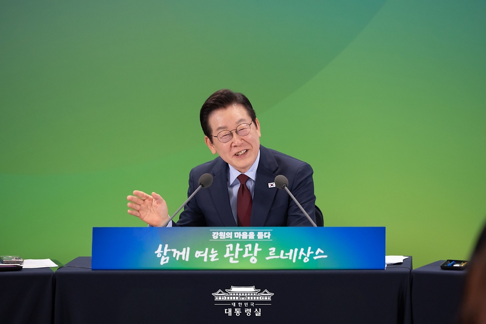 이재명 대통령이 12일 강원 춘천시 강원창작개발센터에서 열린 '강원의 마음을 듣다' 타운홀 미팅에서 발언하고 있다.