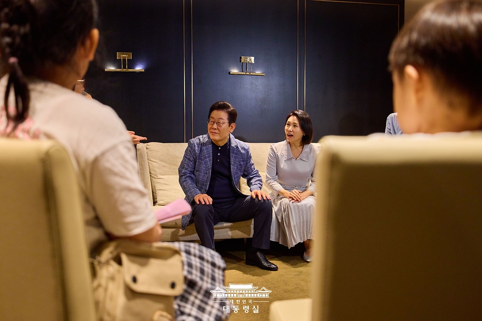 이재명 대통령과 김혜경 여사가 6일 서울 용산의 한 영화관에서 영화 '킹 오브 킹스'를 관람하기 전 영락보린원 원생들과 대화를 하고 있다.