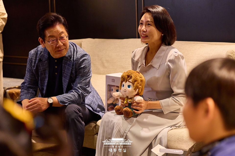 이재명 대통령과 김혜경 여사가 6일 서울 용산의 한 영화관에서 영화 '킹 오브 킹스'를 관람하기 전 영락보린원 원생들과 대화를 하고 있다.
