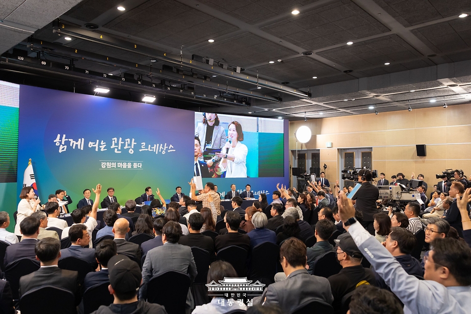 이재명 대통령이 12일 강원 춘천시 강원창작개발센터에서 열린 '강원의 마음을 듣다' 타운홀 미팅에서 참석자들의 질문을 받고 있다.