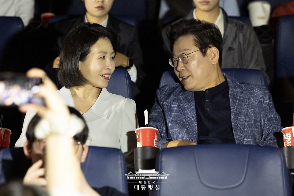 이재명 대통령과 김혜경 여사가 6일 서울 용산의 한 영화관에서 영화 '킹 오브 킹스'를 관람하기 전 대화를 하고 있다.