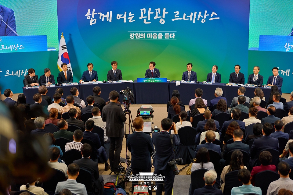 이재명 대통령이 12일 강원 춘천시 강원창작개발센터에서 열린 '강원의 마음을 듣다' 타운홀 미팅에서 발언하고 있다.