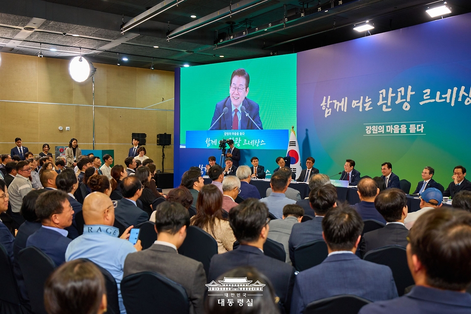 이재명 대통령이 12일 강원 춘천시 강원창작개발센터에서 열린 '강원의 마음을 듣다' 타운홀 미팅에서 발언하고 있다.