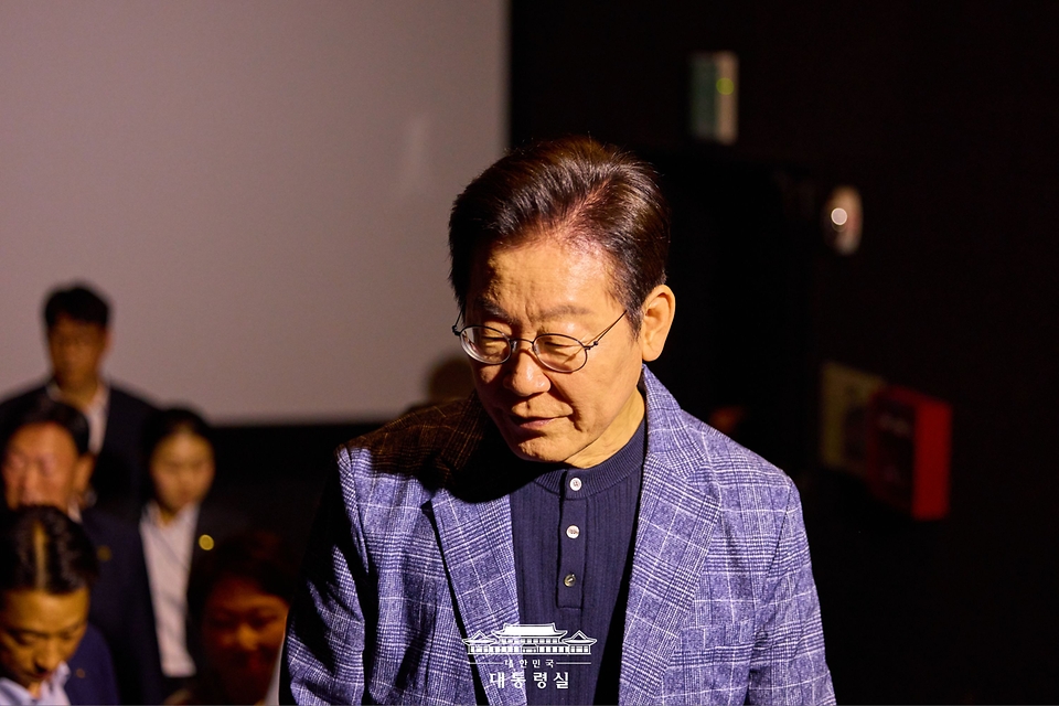 이재명 대통령과 김혜경 여사가 6일 서울 용산의 한 영화관에서 영화 '킹 오브 킹스'를 관람하기 위해 입장하고 있다.