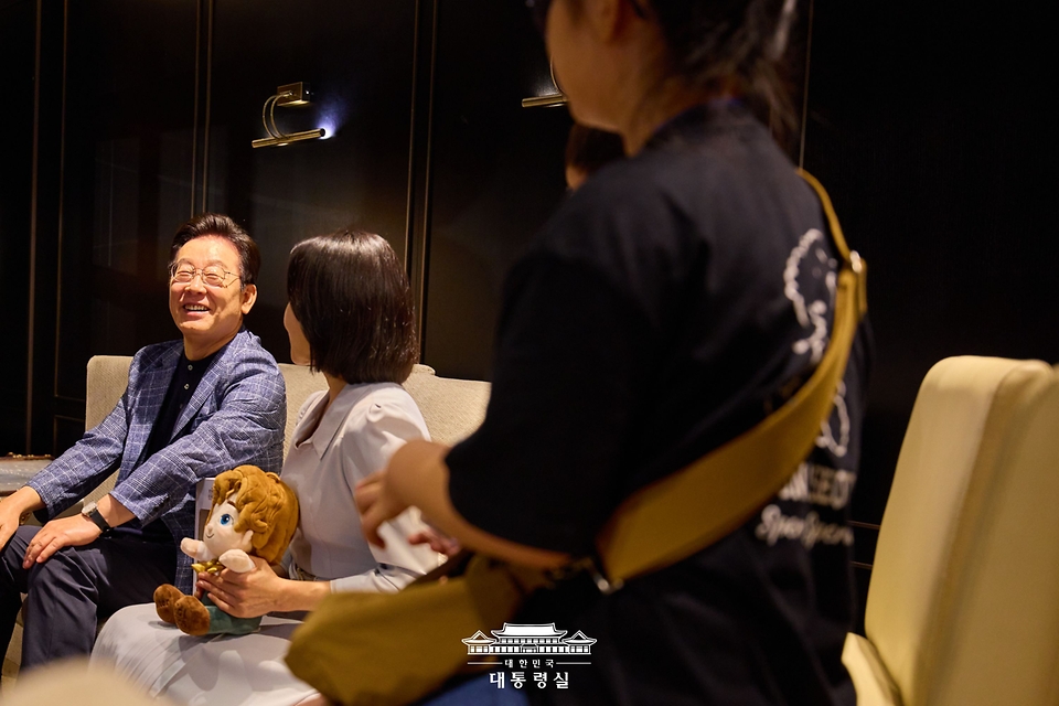 이재명 대통령과 김혜경 여사가 6일 서울 용산의 한 영화관에서 영화 '킹 오브 킹스'를 관람하기 전 영락보린원 원생들과 대화를 하고 있다.