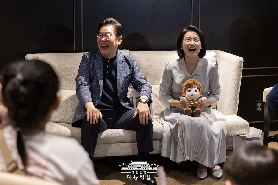 이재명 대통령과 김혜경 여사가 6일 서울 용산의 한 영화관에서 영화 '킹 오브 킹스'를 관람하기 전 영락보린원 원생들과 대화를 하고 있다.