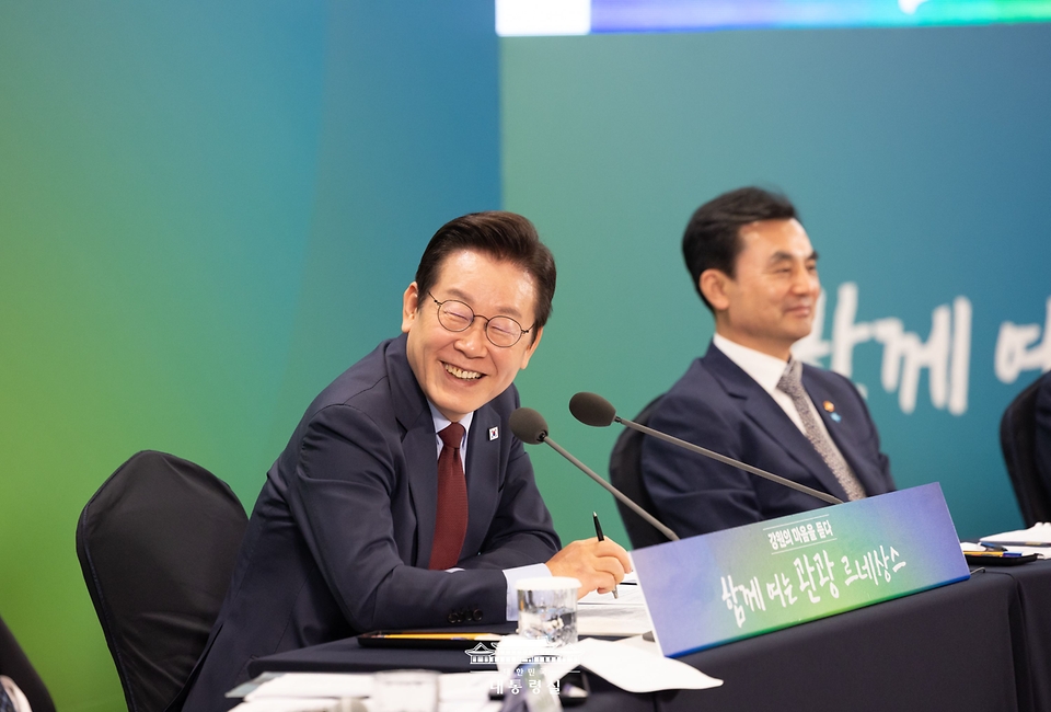 이재명 대통령이 12일 강원 춘천시 강원창작개발센터에서 열린 '강원의 마음을 듣다' 타운홀 미팅에서 미소를 짓고 있다.