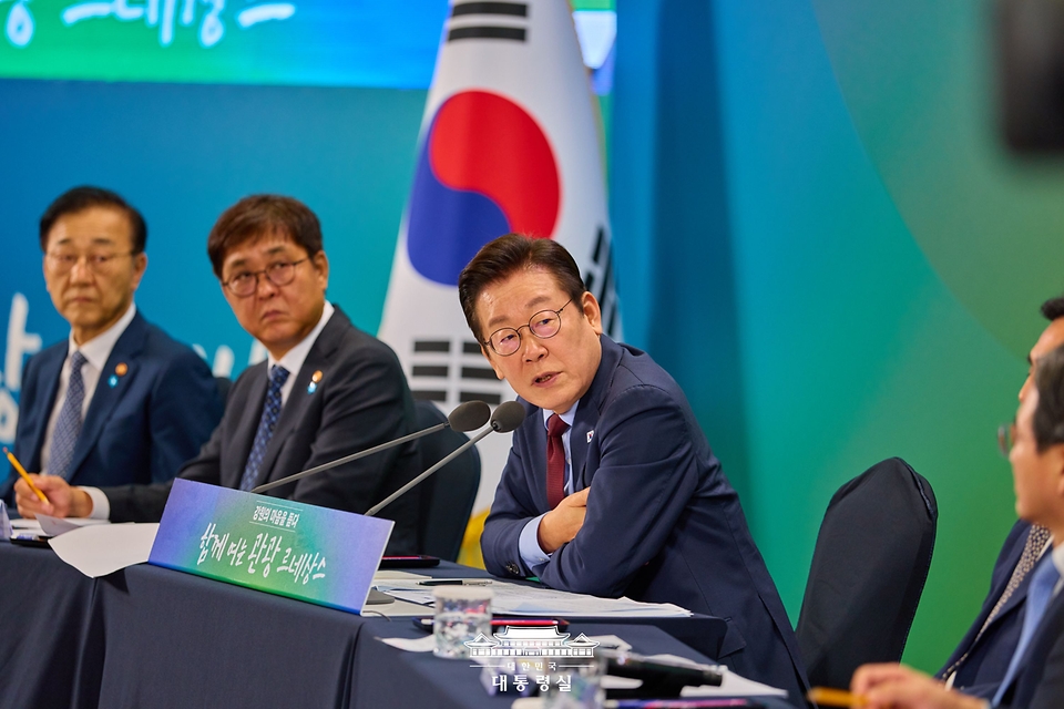 이재명 대통령이 12일 강원 춘천시 강원창작개발센터에서 열린 '강원의 마음을 듣다' 타운홀 미팅에서 발언하고 있다.