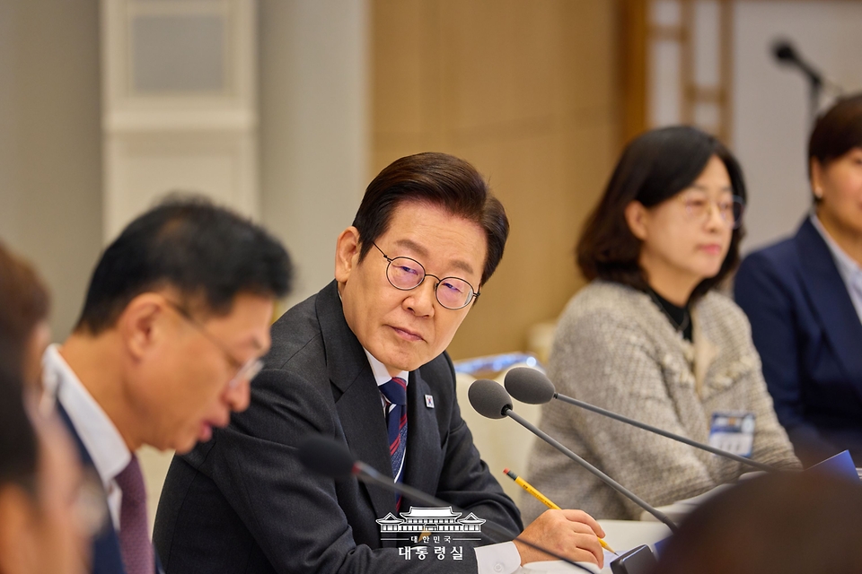 이재명 대통령이 16일 서울 용산 대통령실 청사에서 열린 제2차 핵심규제 합리화 전략회의에서 참석자의 발언을 경청하고 있다.