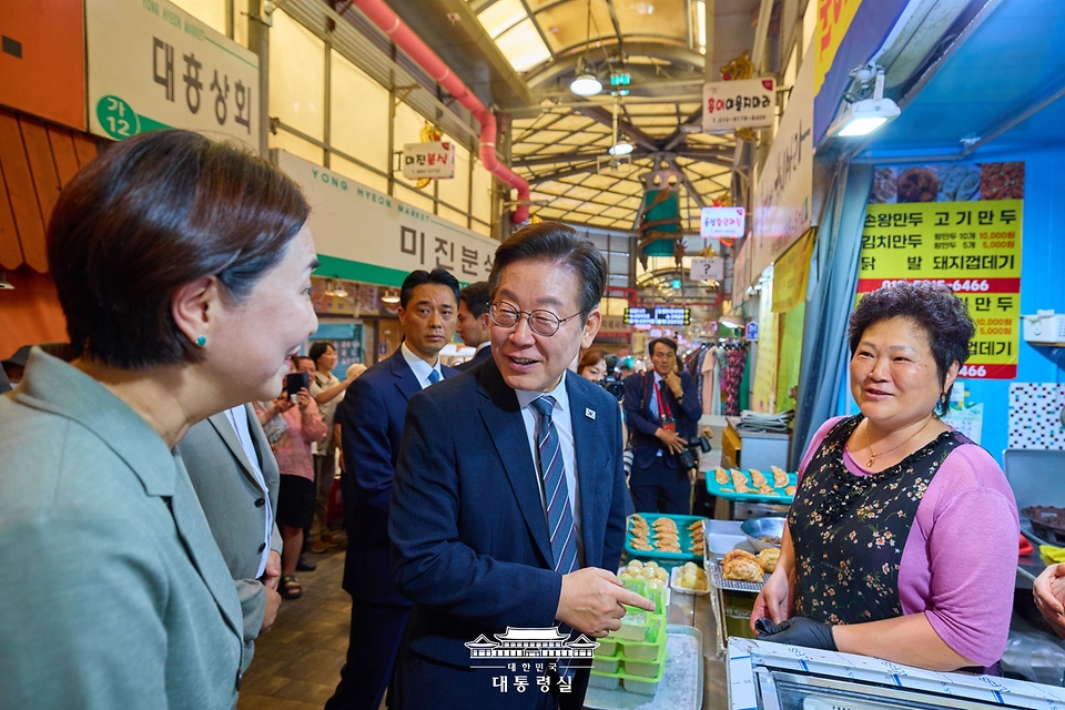 이재명 대통령이 5일 인천 미추홀구 용현시장을 방문해 상인과 대화하고 있다.