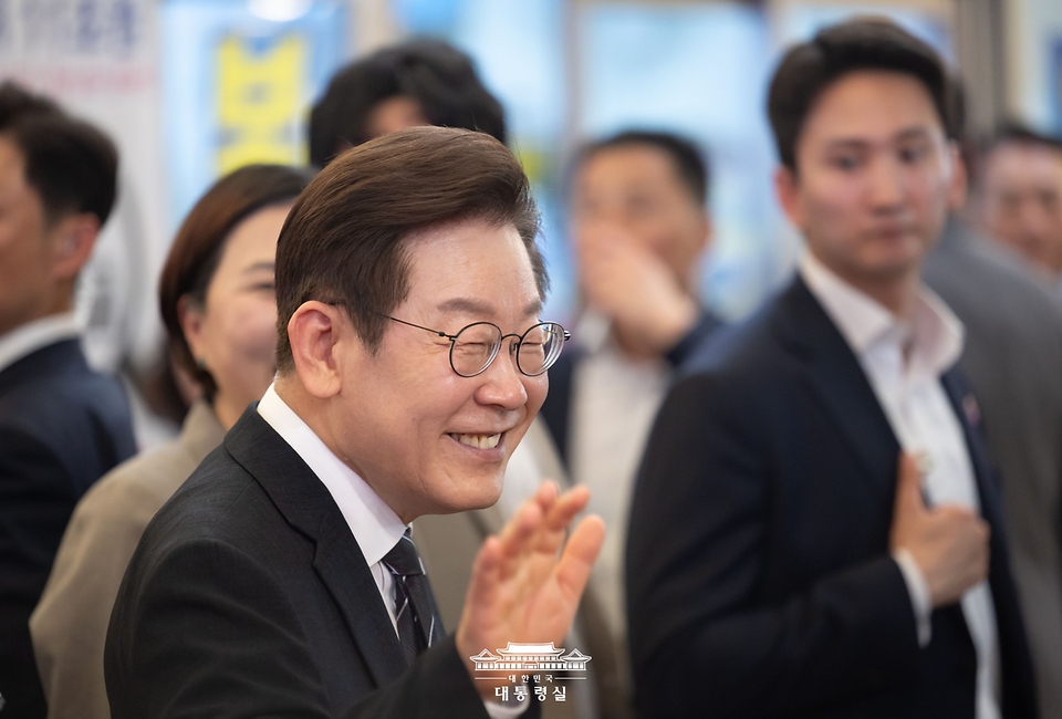 이재명 대통령이 5일 인천 미추홀구 용현시장을 방문해 시민들과 인사하고 있다.