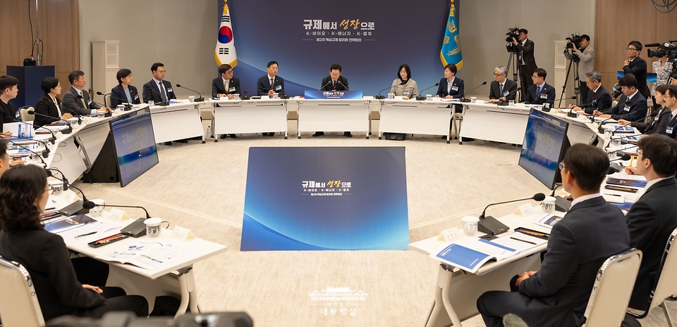 이재명 대통령이 16일 서울 용산 대통령실 청사에서 열린 제2차 핵심규제 합리화 전략회의에서 발언하고 있다.
