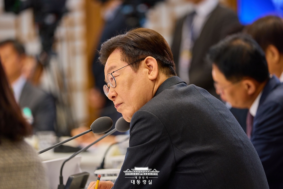 이재명 대통령이 16일 서울 용산 대통령실 청사에서 열린 제2차 핵심규제 합리화 전략회의를 주재하고 있다.