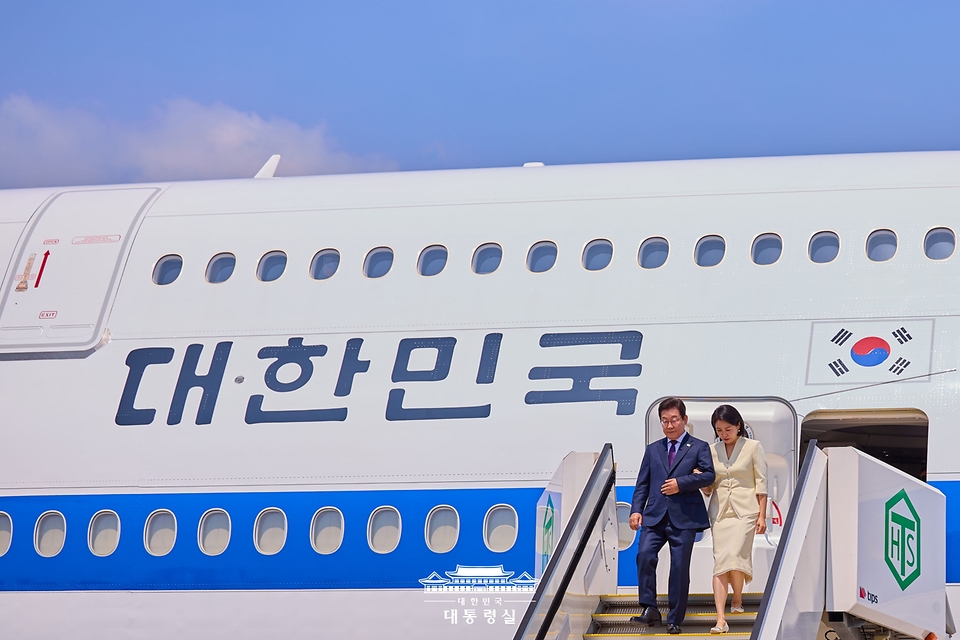 이재명 대통령과 김혜경 여사가 23일(현지시간) 이시바 시게루 총리와 정상회담을 하기 위해 일본 도쿄 하네다 국제공항에 도착하고 있다. 
