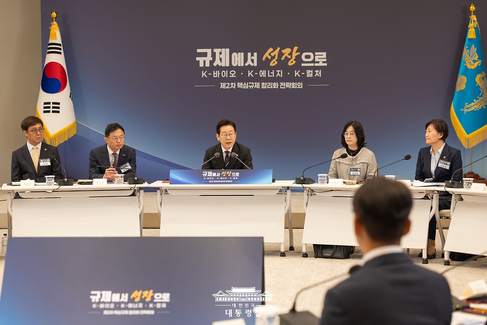 이재명 대통령이 16일 서울 용산 대통령실 청사에서 열린 제2차 핵심규제 합리화 전략회의에서 발언하고 있다.