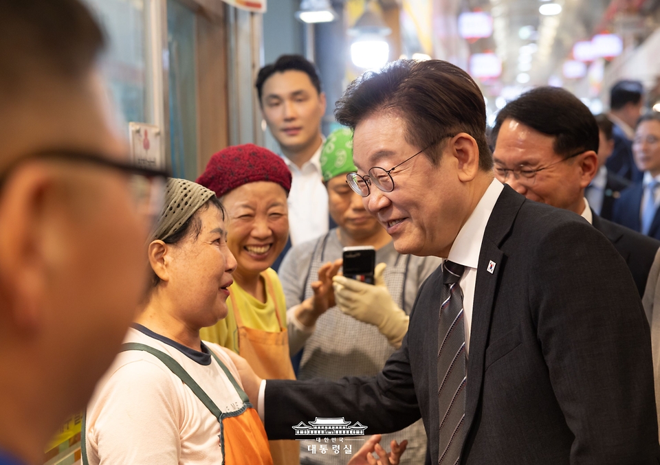 이재명 대통령이 5일 인천 미추홀구 용현시장을 방문해 상인들과 인사하고 있다.