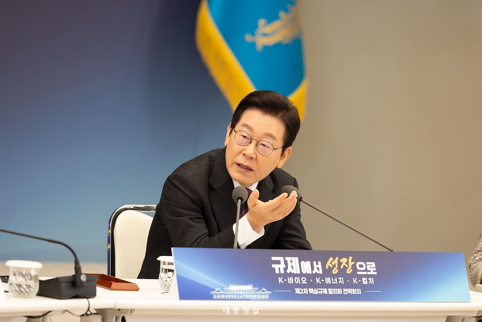 이재명 대통령이 16일 서울 용산 대통령실 청사에서 열린 제2차 핵심규제 합리화 전략회의에서 발언하고 있다.