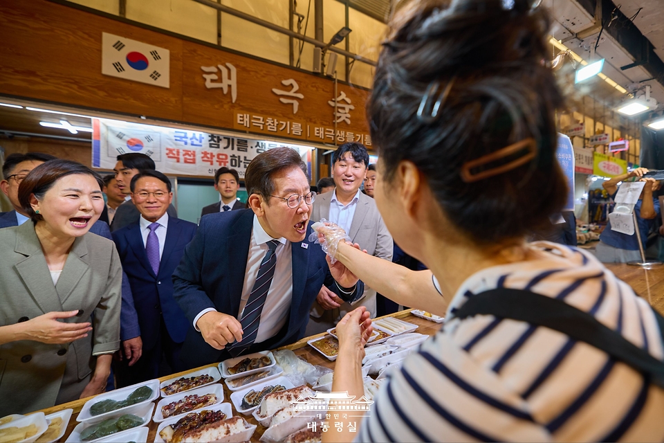 이재명 대통령이 5일 인천 미추홀구 용현시장을 방문해 상인들과 인사하고 있다.