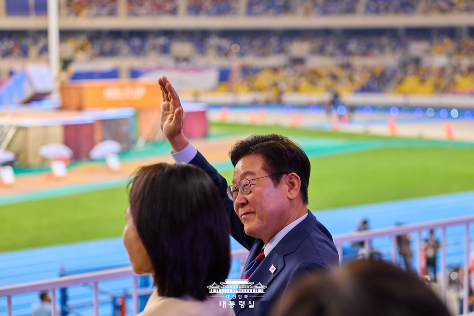 이재명 대통령이 17일 부산아시아드주경기장에서 열린 제106회 전국체육대회 개막식에서 선수단 입장을 지켜보며 인사하고 있다.