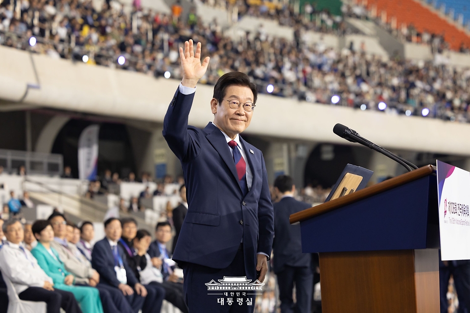 이재명 대통령이 17일 부산아시아드주경기장에서 열린 제106회 전국체육대회 개막식에서 인사하고 있다.