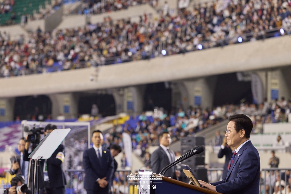이재명 대통령이 17일 부산아시아드주경기장에서 열린 제106회 전국체육대회 개막식에서 기념사를 하고 있다.